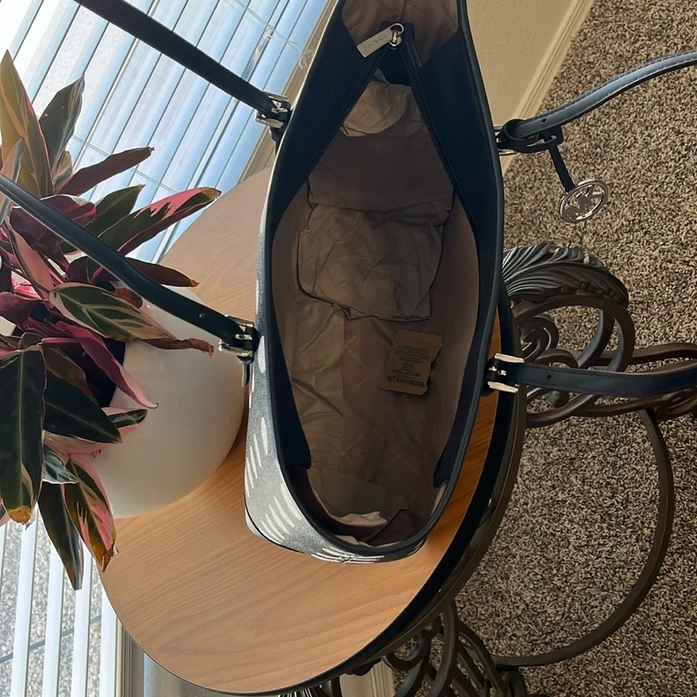 Michael Kors Navy and White Polka Dot Jet Set Travel Tote NWT & Dust bag - Picture 6 of 11